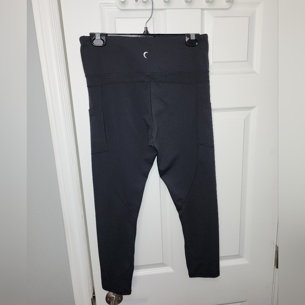 ZYIA Black Cropped Highrise Leggings